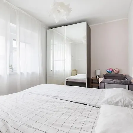 Cozy 2-bedroom House With Parking Slots *