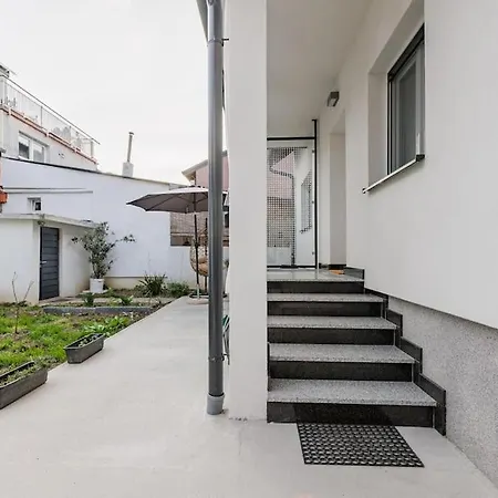 Cozy 2-bedroom House With Parking Slots Apartment *