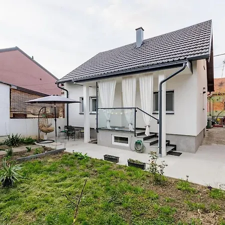 Cozy 2-bedroom House With Parking Slots Zagreb